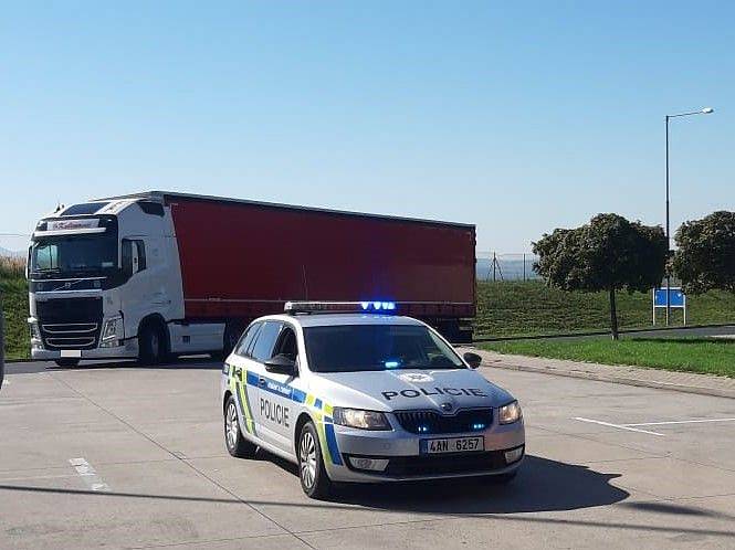 Policie kontrolovala kamiony na dálnici D8