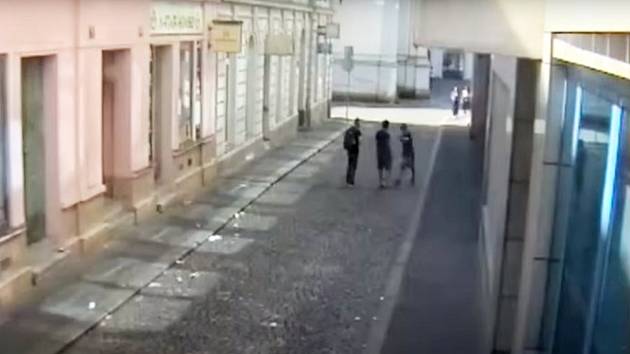 Pokus o vraždu v ústecké ulici Hradiště zachytila kamera
