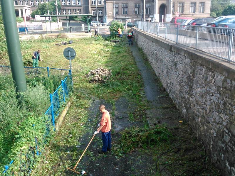 Ve čtvrtek 16. 7. dělníci začali pracovat na čištění plochy. 