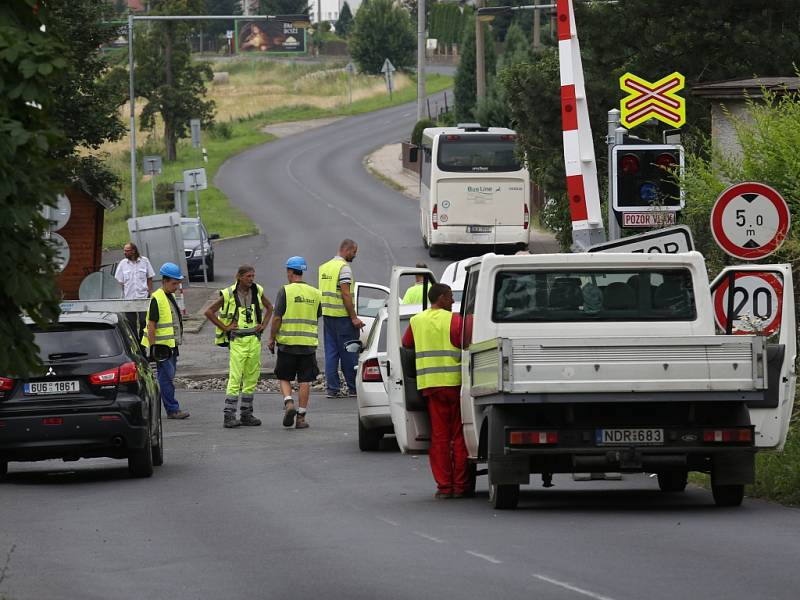 Uzavřený přejezd komplikuje dopravu na Březensku.