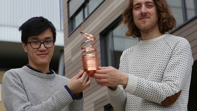 Na zhruba 25 centimetrů vysokou trofej z poměděné oceli, která představuje ostnatý drát, je dvojice studentů designu z ústecké univerzity Erik Bartoš a Huy Pham pyšná.