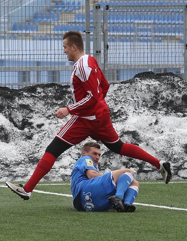 Ústečtí fotbalisté (modří) porazili v přípravě Brozany 5:4.