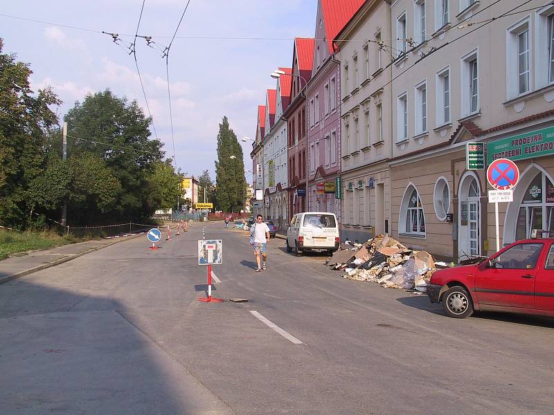 Ve středu 21. srpna obyvatelé Krásného Března už naplno vyklízeli své zaplavené domy a byty.