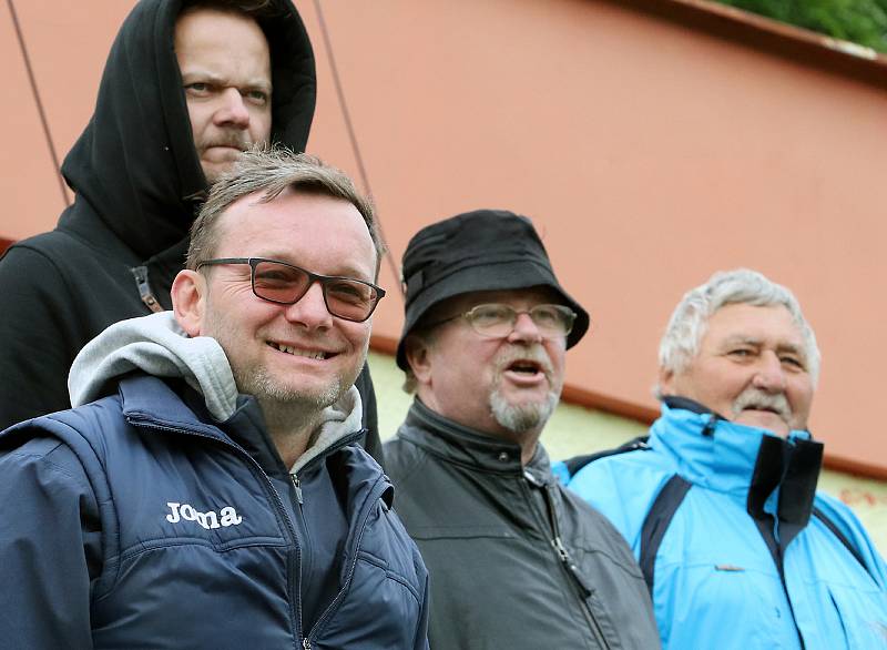 Fotbalisté Brné (černí) hráli s Horním Jiřetínem / Litvínovem (modročerní) v základní době nerozhodně 2:2, na penalty byli lepší hosté. KP Ústeckého kraje 24. kolo.