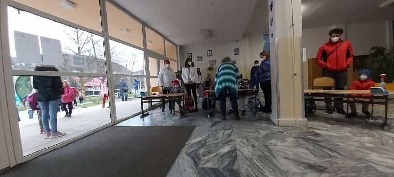 Testování žáků prvního stupně ve vestibulu ZŠ Nová na Kamenném vrchu na ústeckém Střekově