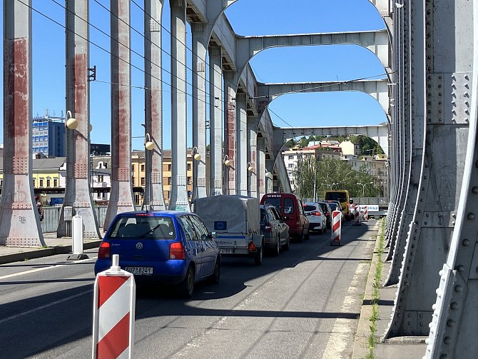 Odpolední dopravní provoz v okolí a na Benešově mostu v Ústí nad Labem.