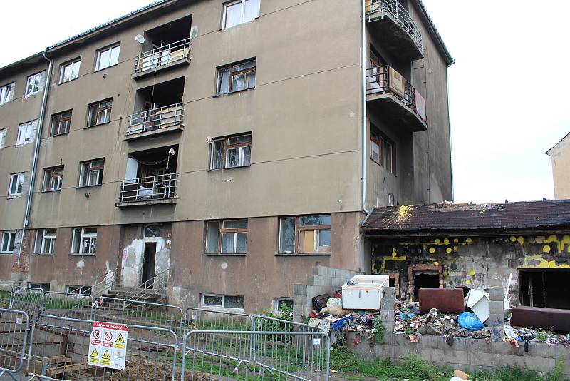 V ústeckých Předlicích jsou místa, která jsou velmi problémová. Obrovský nepořádek a potíže jsou například ve Sklářské ulici. V jednom z vnitrobloků je velká skládka.