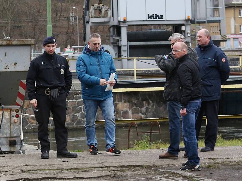 U zdymadel v ústeckém Vaňově zasahuje policie. Našli tam tělo utonulého muže