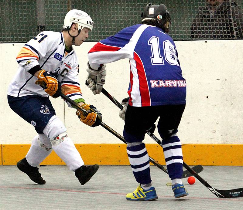 Hokejbalisté Elby DDM (bílí) porazili Karvinou 5:1.