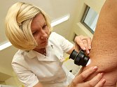 Evropský den melanomu přilákal zhruba dvě stovky lidí, lékaři je prohlédli bezplatně.