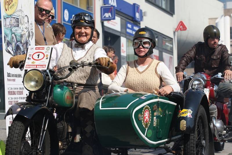 Veterány svezli majitelé v sobotu na ústecké Mírové náměstí. Naleštěné krasavce z tradiční Veteran rally Ústí nad Labem, která je součástí série závodů Czech Hero Ride, si nenechala ujít řada Ústečanů.