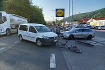 Auto srazilo cyklistu ve Všebořické ulici v Ústí nad Labem