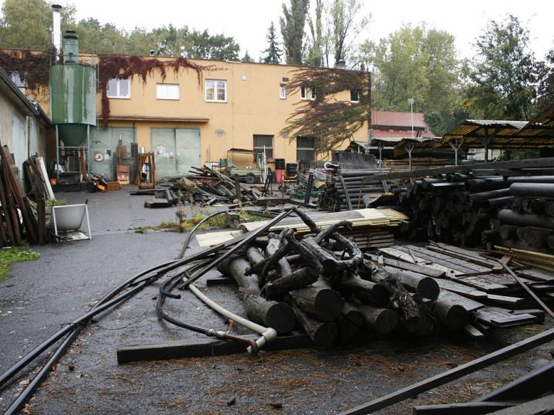 Nepořádek technického útvaru  ústecké zoo - dvůr autodopravy.