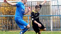 Fotbalisté Mojžíře B (v modrém) doma přehráli Petrovice-Tisou jednoznačně 4:1.