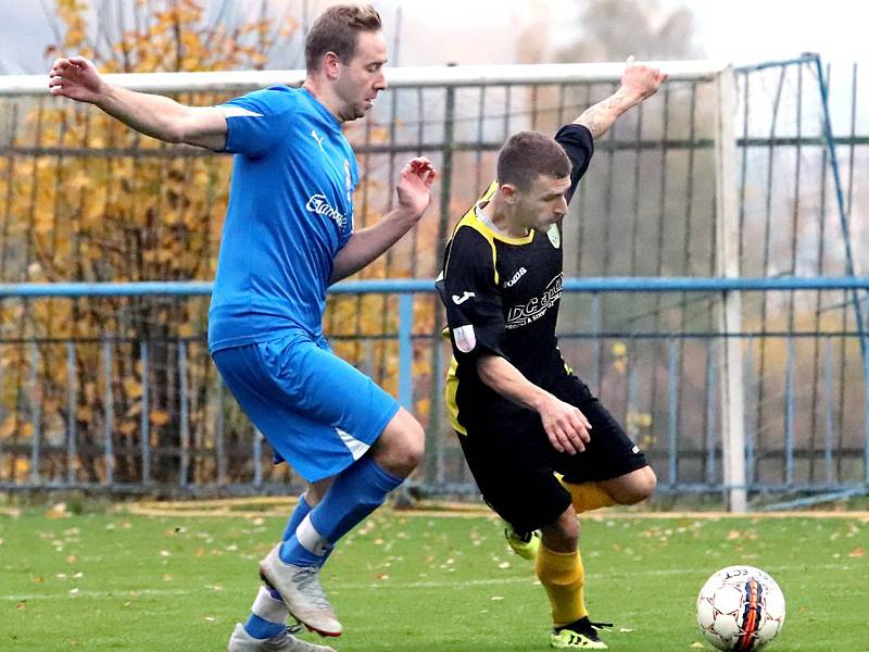 Fotbalisté Mojžíře B (v modrém) doma přehráli Petrovice-Tisou jednoznačně 4:1.