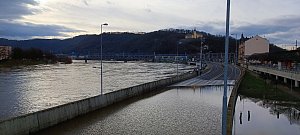 Řeka Labe v Ústí n. L. v pátek 29. prosince. Hladina vody pomalu klesá.