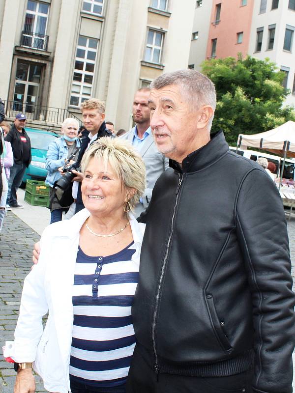 Premiér Andrej Babiš se zastavil na farmářských trzích na Mírovém náměstí v Ústí nad Labem