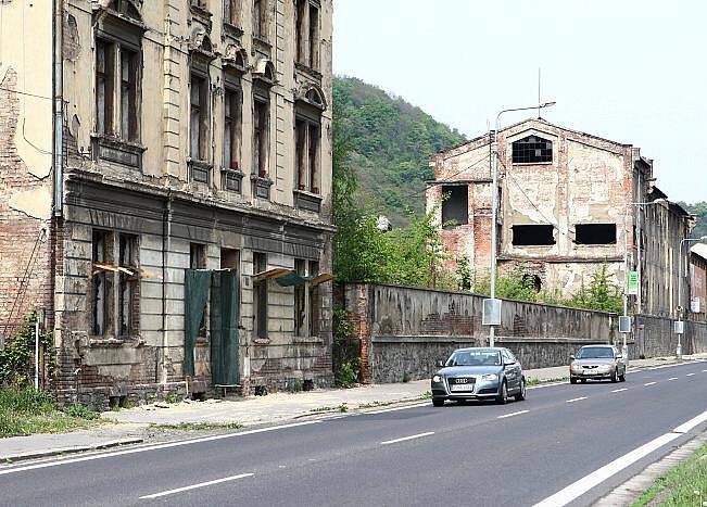  Příjezd do Ústí nad Labem je opravdu „krásný“. Řidič přijíždějící od Prahy po Pražské ulici dostane šok ze zbořených domů. Těžko se pak vysvěltuje, že ty tady nezbyly po bombardování z II. světové války.