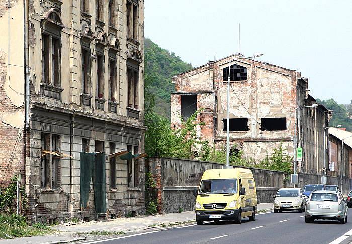  Příjezd do Ústí nad Labem je opravdu „krásný“. Řidič přijíždějící od Prahy po Pražské ulici dostane šok ze zbořených domů. Těžko se pak vysvěltuje, že ty tady nezbyly po bombardování z II. světové války.