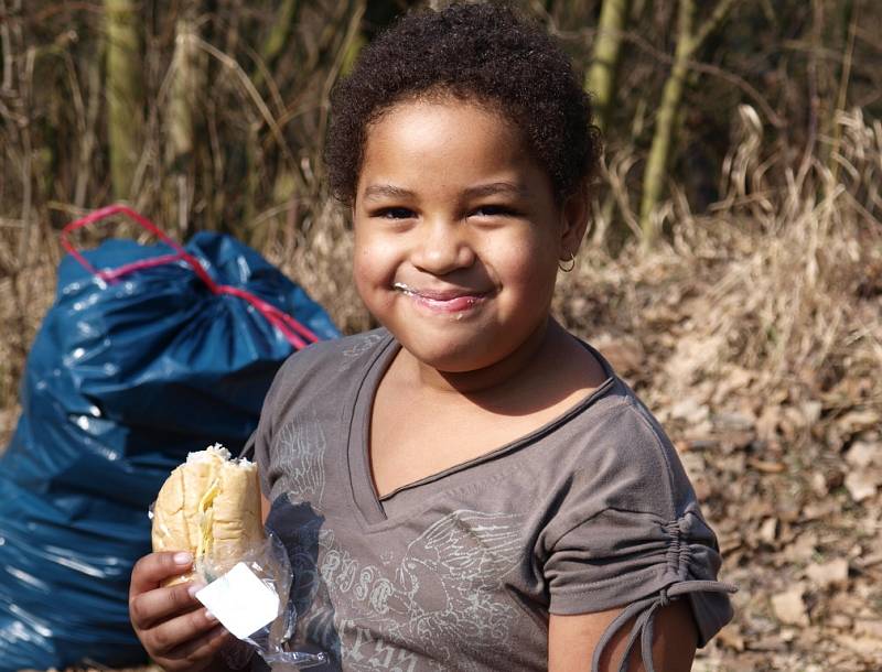 Do akce ústecké Poradny pro integraci s názvem „Clean up the world,“ se zapojila velká skupina cizinců z Kazachstánu, Vietnamci, Rusové, Ukrajinci, ale i dva Američané. 