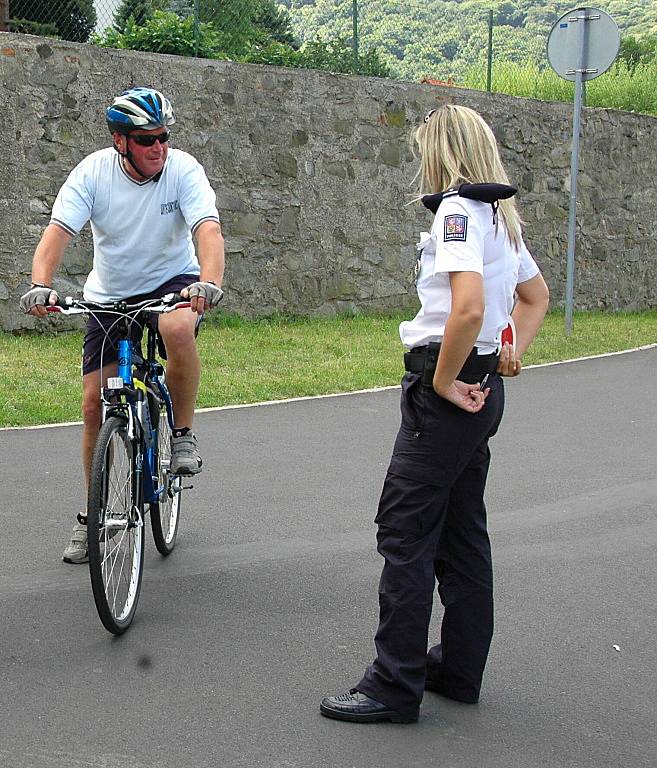 Vyzkoušet si, co dokáže s orientací udělat 1,5 promile alkoholu v krvi nebo měkké drogy měli možnost cyklisté na cyklostezce ve Svádově.