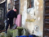 Policista Zdeněk Věrno kontroluje zazimovanou chatu. V případě nezajištěného majetku by policisté vyrozuměli majitele, aby si ho lépe zabezpečil. 