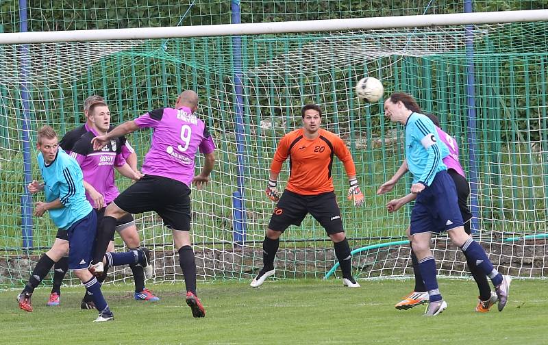 Fotbalisté Střekova (modří) doma podlehli Modlanům 1:2.