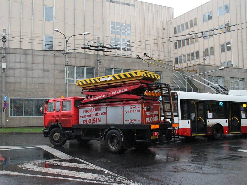 Poškozené trakční vedení způsobilo v úterý dopoledne kolaps v dopravě v centru Ústí.