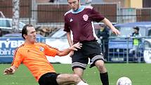 Fotbalisté Mojžíře (v oranžovočerném) doma porazili v ostře sledovaném derby před 450 diváky Neštěmice 1:0. Foto: Deník/Rudolf Hoffmann