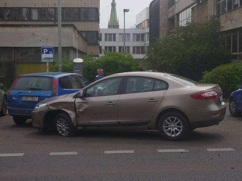 PO NEHODĚ. Nehoda dvou osobních aut zkomplikovala dopravu před kulturním domem ve Velké Hradební ulici v centru Ústí.