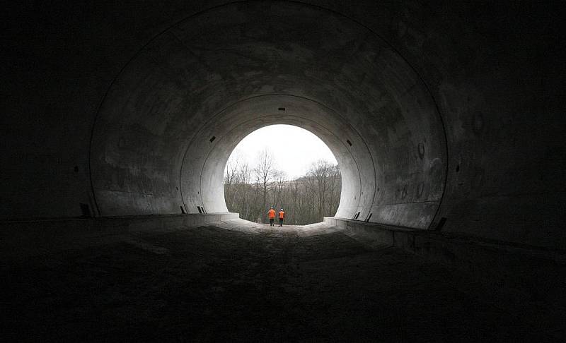 Zbývajících několik metrů zeminy bude odtěženo z protější strany kvůli sesuvům. Ve směru Lovosice bude na tento tunel navazovat most a další tunel.