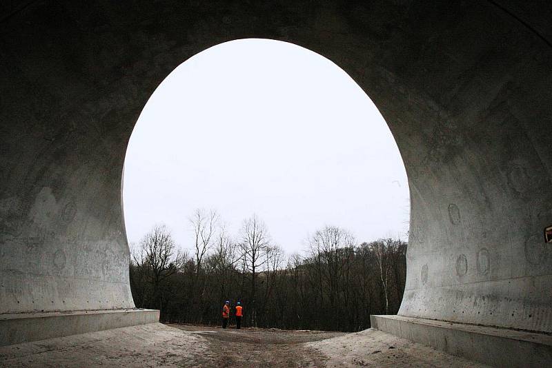 Zbývajících několik metrů zeminy bude odtěženo z protější strany kvůli sesuvům. Ve směru Lovosice bude na tento tunel navazovat most a další tunel.