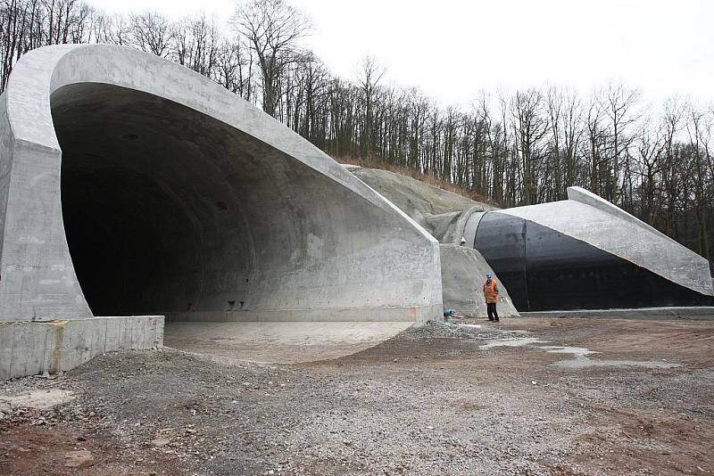 Zbývajících několik metrů zeminy bude odtěženo z protější strany kvůli sesuvům. Ve směru Lovosice bude na tento tunel navazovat most a další tunel.