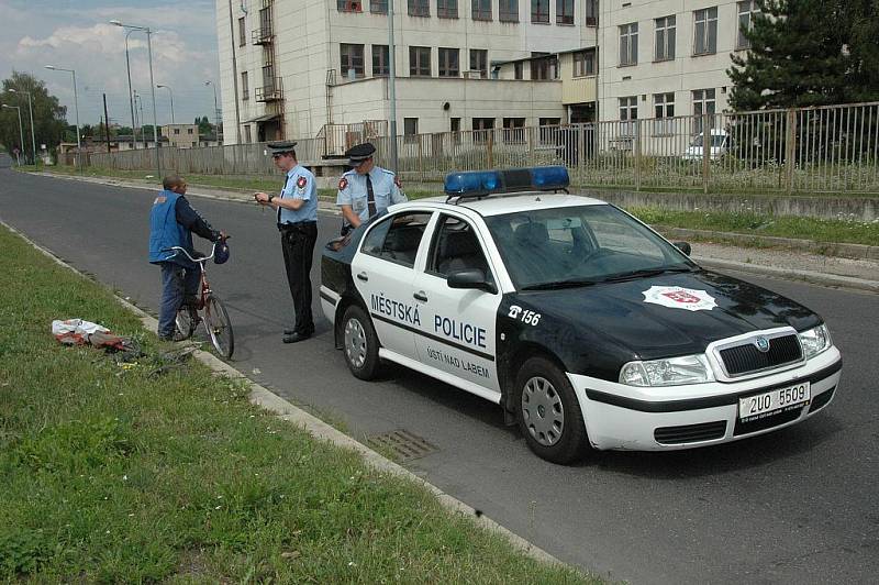 Rom ze Slovenska neměl na cigarety, tak si prý vytáhl klubko drátu z popelnice.