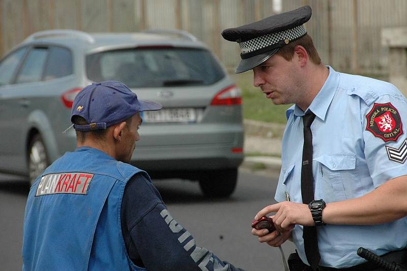 Rom ze Slovenska neměl na cigarety, tak si prý vytáhl klubko drátu z popelnice.