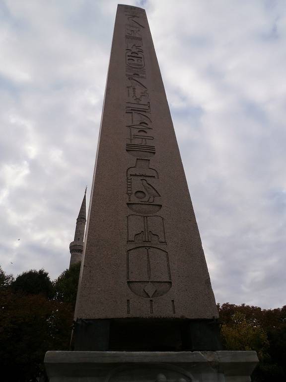 Obelisk z egyptského Karnaku.