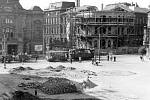 Náletem poškozené Lidické náměstí. Divadlo zasaženo nebylo. Naopak, opravy potřebovalo dnešní muzeum. Knihovna, tou dobou sídlo NSDAP, zmizela úplně.