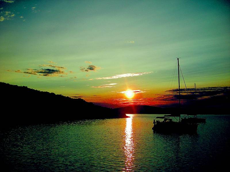 „Fotografie byla pořízena letos při několikadenní plavbě na plachetnici v Chorvatsku. Západ slunce jsem zachytila v jedné malebné zátoce u ostrova Pašman,“ napsala Dana Berková z Ústí nad Labem.