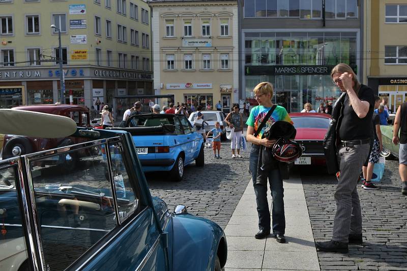 Již 21. ročník srazu historických vozidel s názvem Ústecká veterán rallye se v sobotu odehrál na Mírovém náměstí a na parkovišti u OC Olympia.