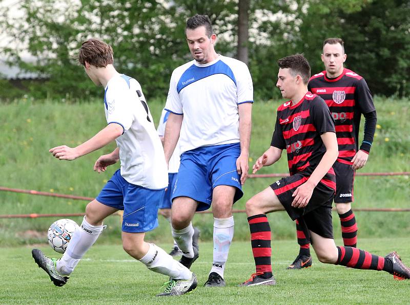 I.B třida. Trmičtí (bílomodří) do poločasu statečně vzdorovali, pak je soupeři z Unionu Děčín (červenočerní) zdeptali jedenácti góly.