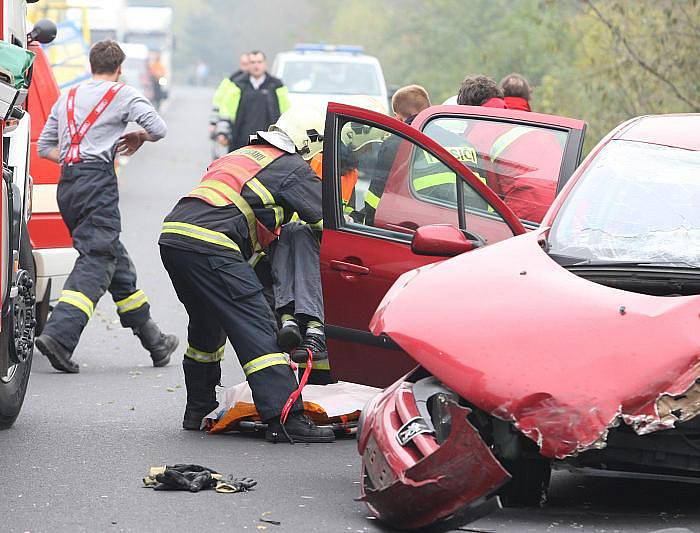 Vážná dopravní nehoda u Dolních Zálezel. (Úterý 19. října 2010)