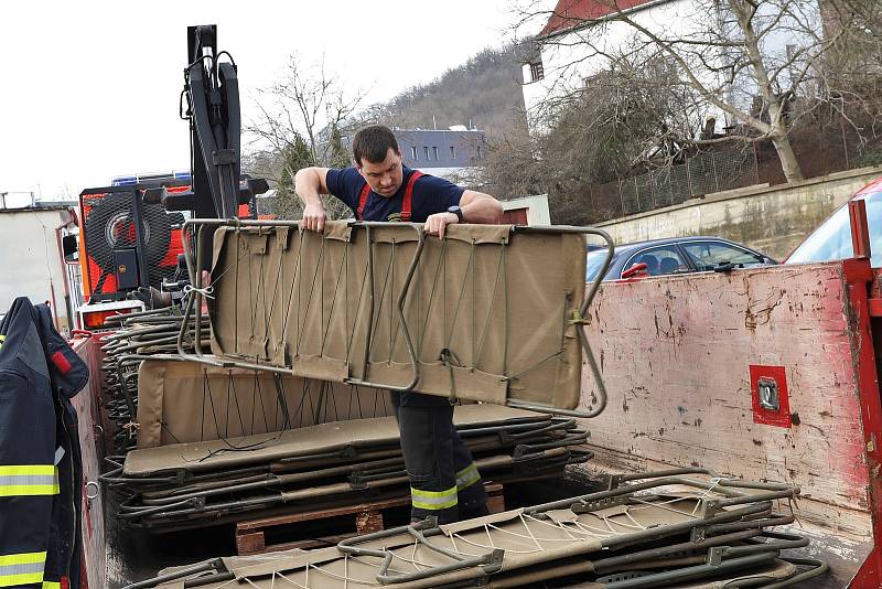 Příprava tělocvičny kolejí UJEP na příchod ukrajinských uprchlíků.