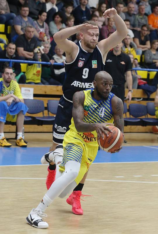 Severočeské basketbalové derby mezi Ústím a Děčínem.