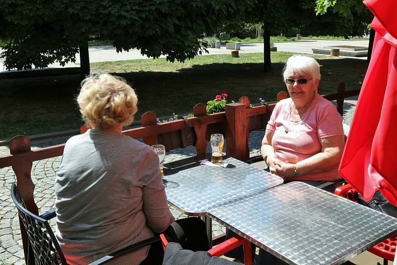 Předzahrádky ústeckých restaurací pomalu ale jistě ožívají a opět vítají své zákazníky.