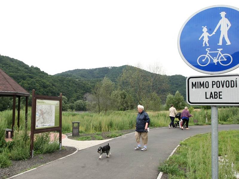 Cyklostezky lépe vypadají také díky místům, kde si mohou lidé na kolech, bruslaři i pěší odpočinout. Snímek je z Labské stezky u Malého Března. 