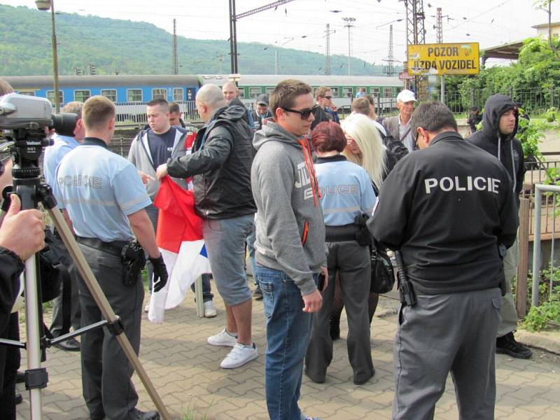 Policisté začali na Západním nádraží zabavovat tyče na vlajky.