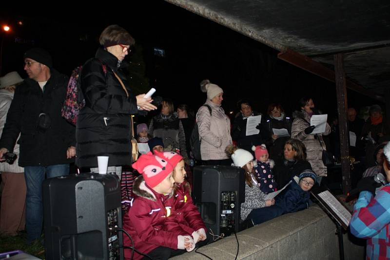 Akce Skřivánek zpívá koledy proběhla ve vinotéce U Muzikanta a zúčastnilo se jí kolem stovky lidí.  