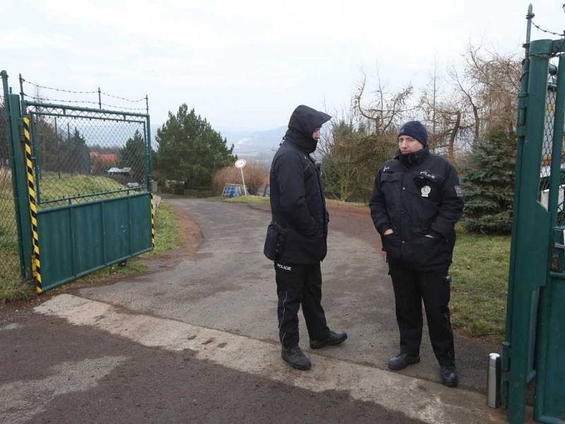 Tři mrtvoly nalezli policisté v zahrádkářské osadě Český Újezd na Ústecku.