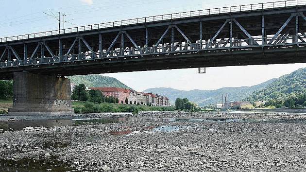 Tak vypadá řeka Labe v Ústí při velkém suchu. Archivní foto