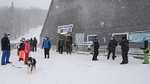 Pokus o spuštění vleků a lanovky nevyšel. Policie podle nařízení vlády o šíření koronaviru spuštění zakázala. Lidé proto vyrazili na sjezdovky po svých, jen počasí nepřálo, hustě sněžilo a foukal ledový vítr.